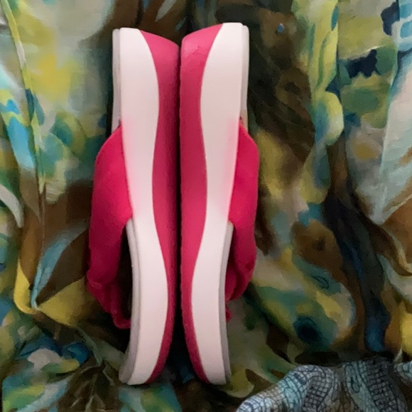 Skechers size 8 M Cloudsteppers soft cushion pink fabric flip flops - Picture 6 of 8